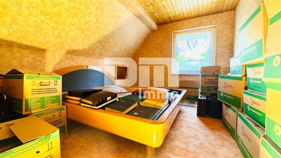 1- 2 Familienhaus mit umfangreichen Nutzflächen und großem Grundstück in idyllischer Ortsrandlage - DG Schlafzimmer 1